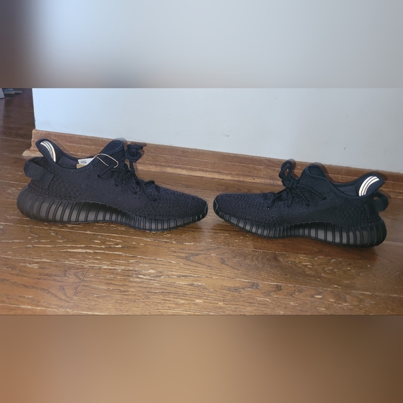 Yeezy 350 V2 Onyx - Picture 4 of 11